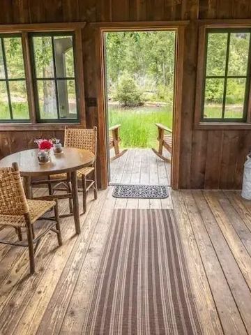 Veranda mit Holzboden und Blick auf die Natur