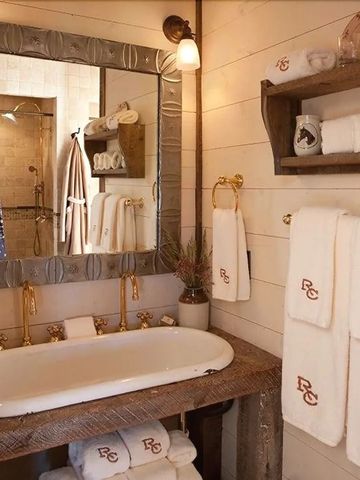 Stilvolles Badezimmer mit dekorativen Elementen