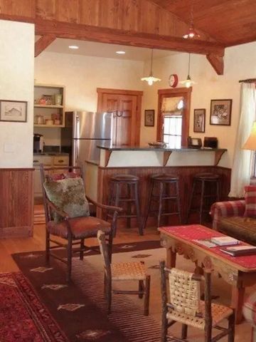 Gemütliches Wohnzimmer mit Holzmöbeln und Küche