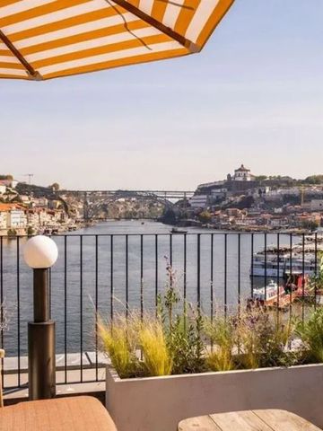 Dachterrasse mit Sitzbereich und Blick auf den Fluss und die Stadt