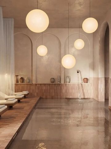 Eleganter Spa-Bereich mit Ruhebetten und sanfter Beleuchtung