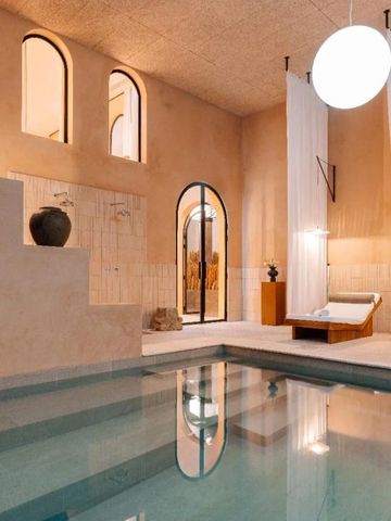 Moderner Innenpool mit stilvollen Liegen und dekorativem Licht