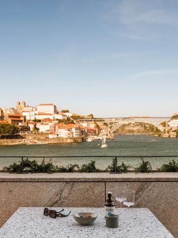 Tisch auf Terrasse mit Blick auf Fluss und historische Architektur bei Sonnenuntergang