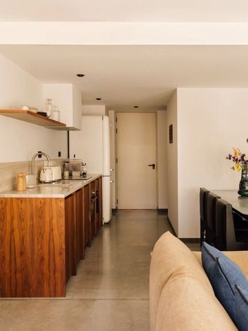 Moderne Küchenzeile und Esstisch in hellem Apartment