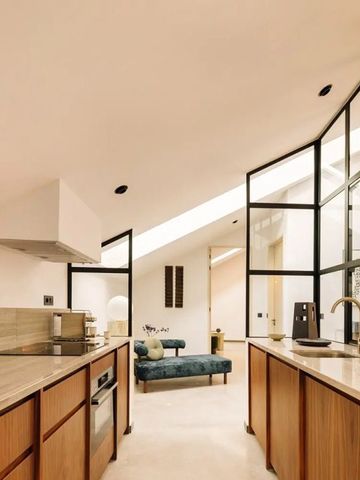 Moderne Küche mit großen Fenstern in lichtdurchflutetem Raum