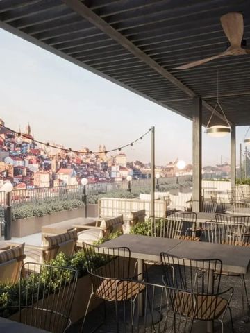 Überdachte Terrasse mit Sitzgelegenheiten und Blick auf die Stadt Porto