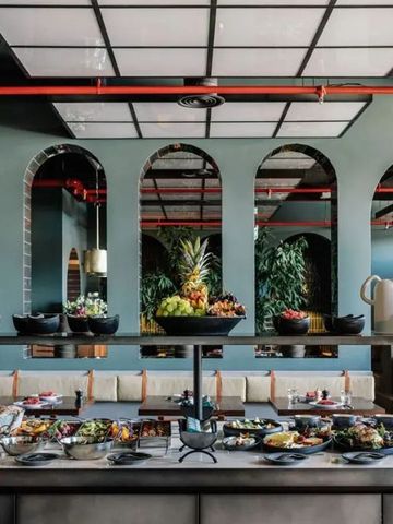 Elegantes Restaurant mit reichhaltigem Buffet und großem Fenster