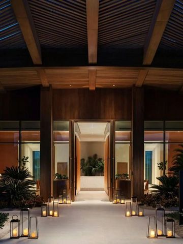 Eingangsbereich des Hotels bei Nacht mit stimmungsvoller Beleuchtung