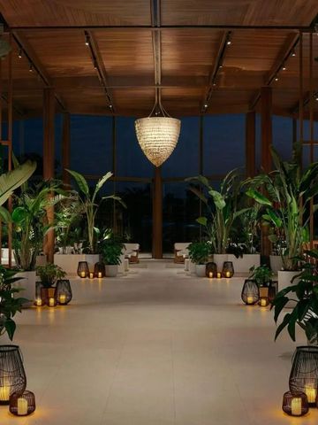 Eleganter Raum mit Pflanzen und hängendem Kronleuchter