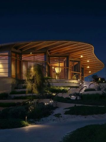 Modernes Gebäude mit beleuchteter Außenterrasse bei Nacht