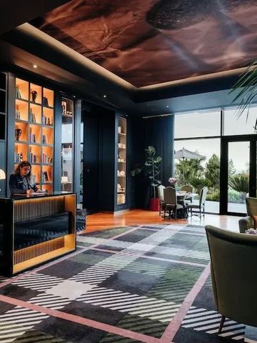 Luxuriös gestaltete Hotel-Lobby mit stilvoller Beleuchtung und modernen Möbeln