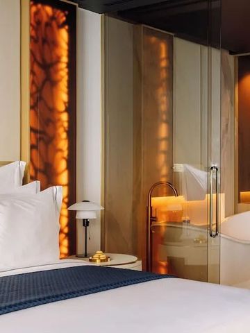 Geräumiges Hotelzimmer mit stilvoller Beleuchtung und modernem Badezimmer