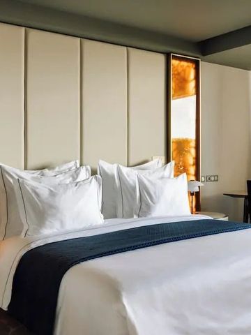 Hotelzimmer mit eleganter Einrichtung und großem Bett