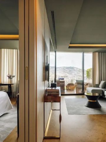 Luxus-Suite mit elegantem Wohnzimmer und spektakulärem Bergblick.