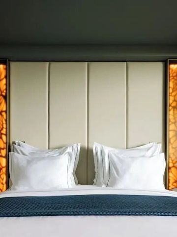 Stilvolles Bett mit weicher Beleuchtung und modernen Akzenten.