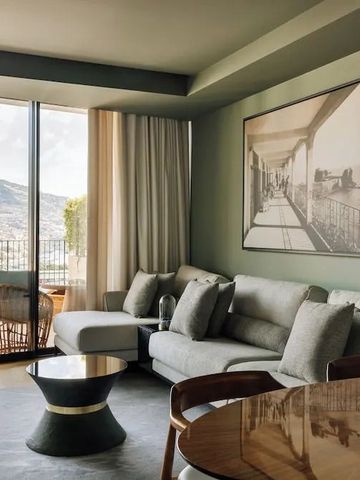 Wohnbereich der Suite mit Designermöbeln und Panoramablick.