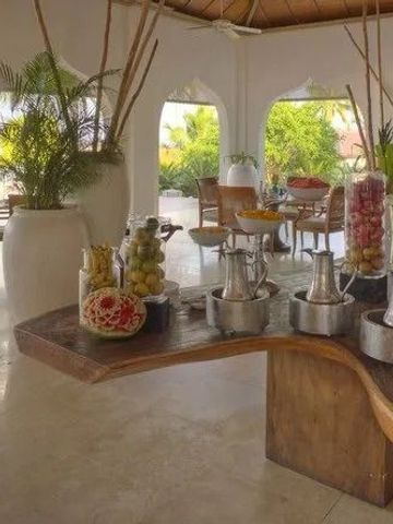 Frisch angerichtete Säfte in einer stilvollen Hotel-Lounge