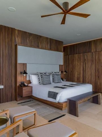 Stilvolles Schlafzimmer im Hotel mit Holzakzenten und gemütlichem Doppelbett