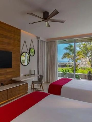 Geräumiges Hotelzimmer mit modernen Akzenten und Gartenblick