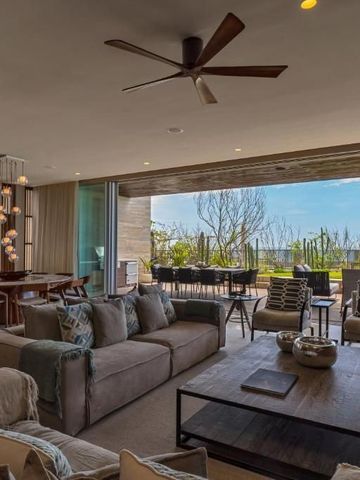 Luxuriöses Wohnzimmer mit offenem Ausblick und eleganten Möbeln