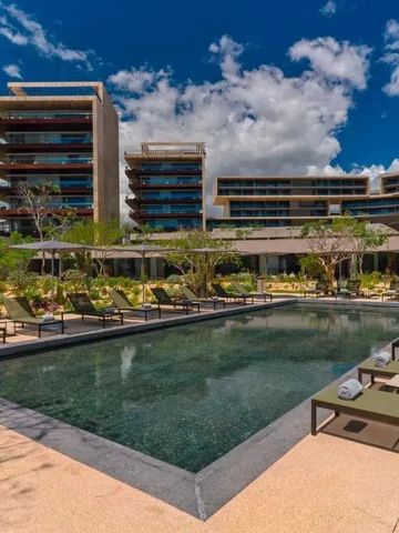 Blick auf einen Pool mit modernen Liegen und gepflegter Gartenlandschaft im Hintergrund.