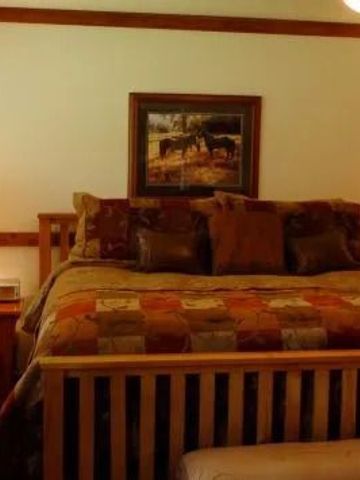 Gemütliches Schlafzimmer mit rustikalem Stil im Resort