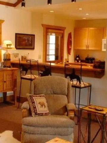 Wohnbereich einer Lodge mit Holzmöbeln im Resort