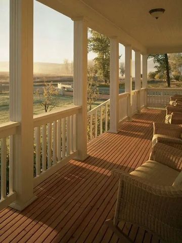 Veranda mit Blick auf die umliegende Landschaft im Resort