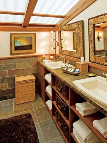 Luxuriöses Badezimmer mit zwei Waschbecken und warmem Licht