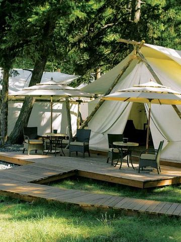Charmante luxuriöse Zelte in bewaldeter Umgebung mit Terrasse
