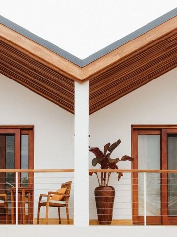 Moderne Architektur mit Holzfassade und Balkonmöbeln