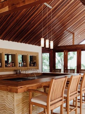 Holzbar mit hohen Stühlen und modernem Design