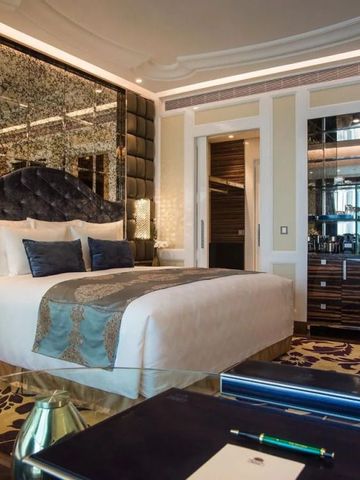 Elegantes Doppelbett mit gepolstertem Kopfteil und glänzenden Details