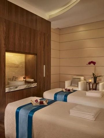 Ruhiger Spa-Raum mit zwei Massageliegen in sanfter Beleuchtung