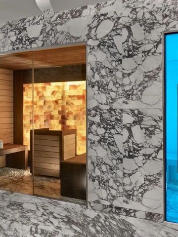 Moderne Sauna und Dampfbad mit Marmorverkleidung