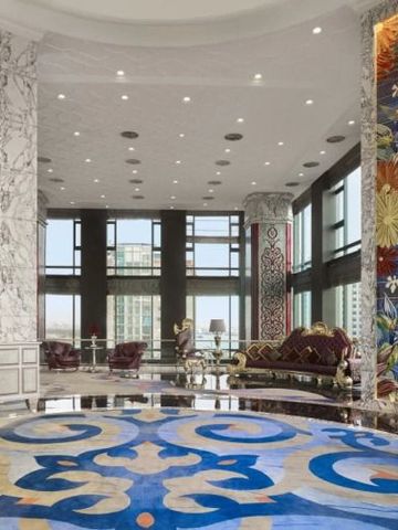 Prächtige Hotellobby mit kunstvoll verzierten Wänden und luxuriösem Interieur