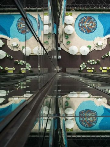 Blick auf den Poolbereich von oben mit geschwungenem Design