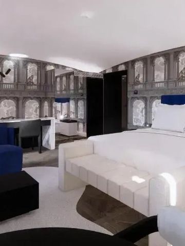 Geräumiges modernes Zimmer mit Wandkunst und stilvollen Möbeln