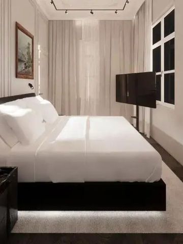 Moderner Raum mit großen Fenstern und elegantem Dekor