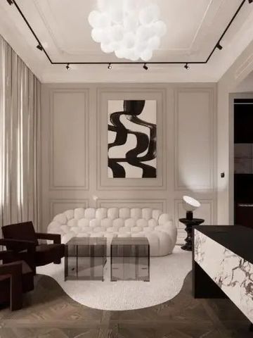 Luxuriöser Wohnbereich mit Designer-Möbeln und abstrakter Kunst