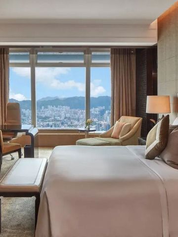 Elegantes Hotelzimmer mit großem Fenster und Panoramablick auf die Stadt