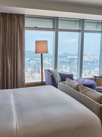 Modernes Hotelzimmer mit Fenstern, die einen weiten Stadtblick bieten