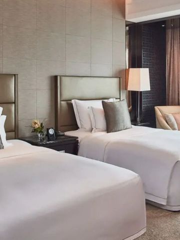 Geräumiges Doppelzimmer mit stilvoller Einrichtung im Hotel