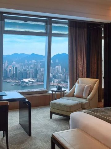 Zimmer mit luxuriösem Interieur und atemberaubendem Blick auf Hongkong