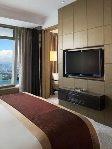 Zimmer mit Panoramablick auf Skyline von Hongkong im Ritz-Carlton