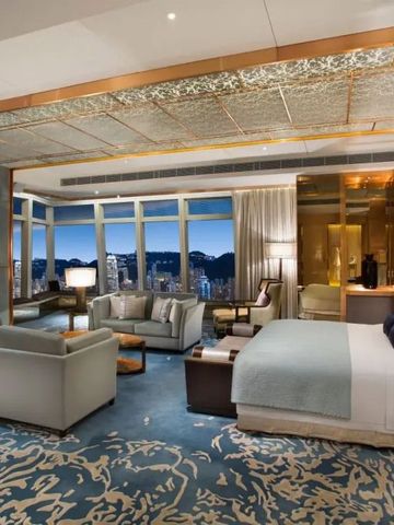 Große Suite mit luxuriöser Einrichtung und Blick auf Hongkong