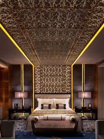 Opulentes Schlafzimmer mit aufwendiger Deckenverkleidung im Ritz-Carlton Hong Kong