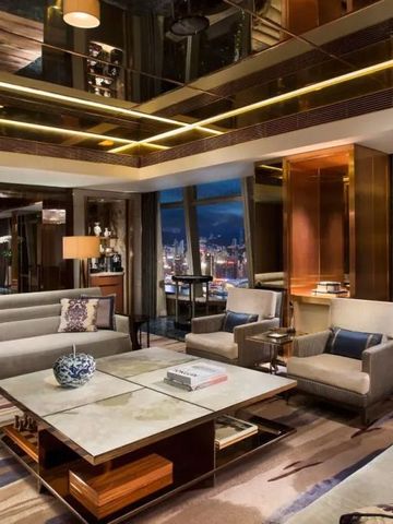 Elegantes Wohnzimmer in Suite mit Nachtblick auf Hongkong im Ritz-Carlton