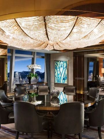 Eleganter Speisesaal mit luxuriösem Kronleuchter und Panoramablick.