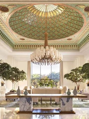 Prächtige Hotel-Lobby mit opulenter Deckenmalerei und eleganten Kronleuchtern.